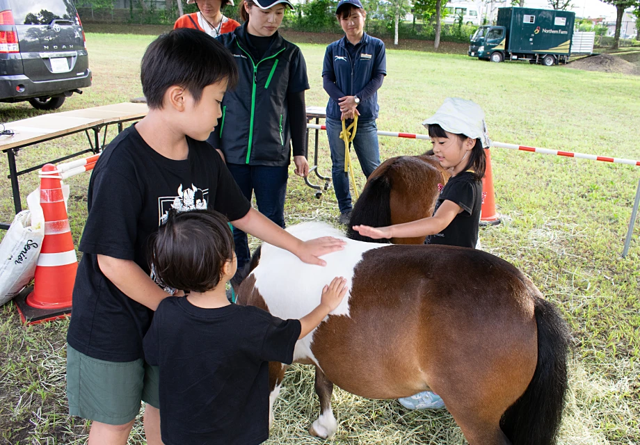 子どもたちと馬とのふれあいの場の提供
